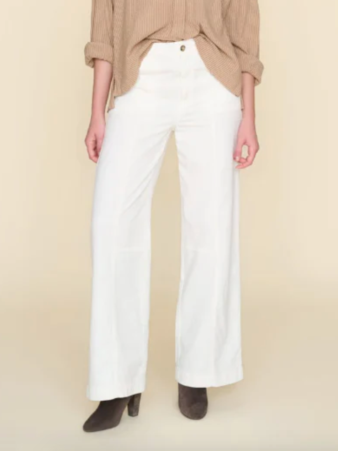 Person wearing Xirena Lucan Twill Pant in Powder