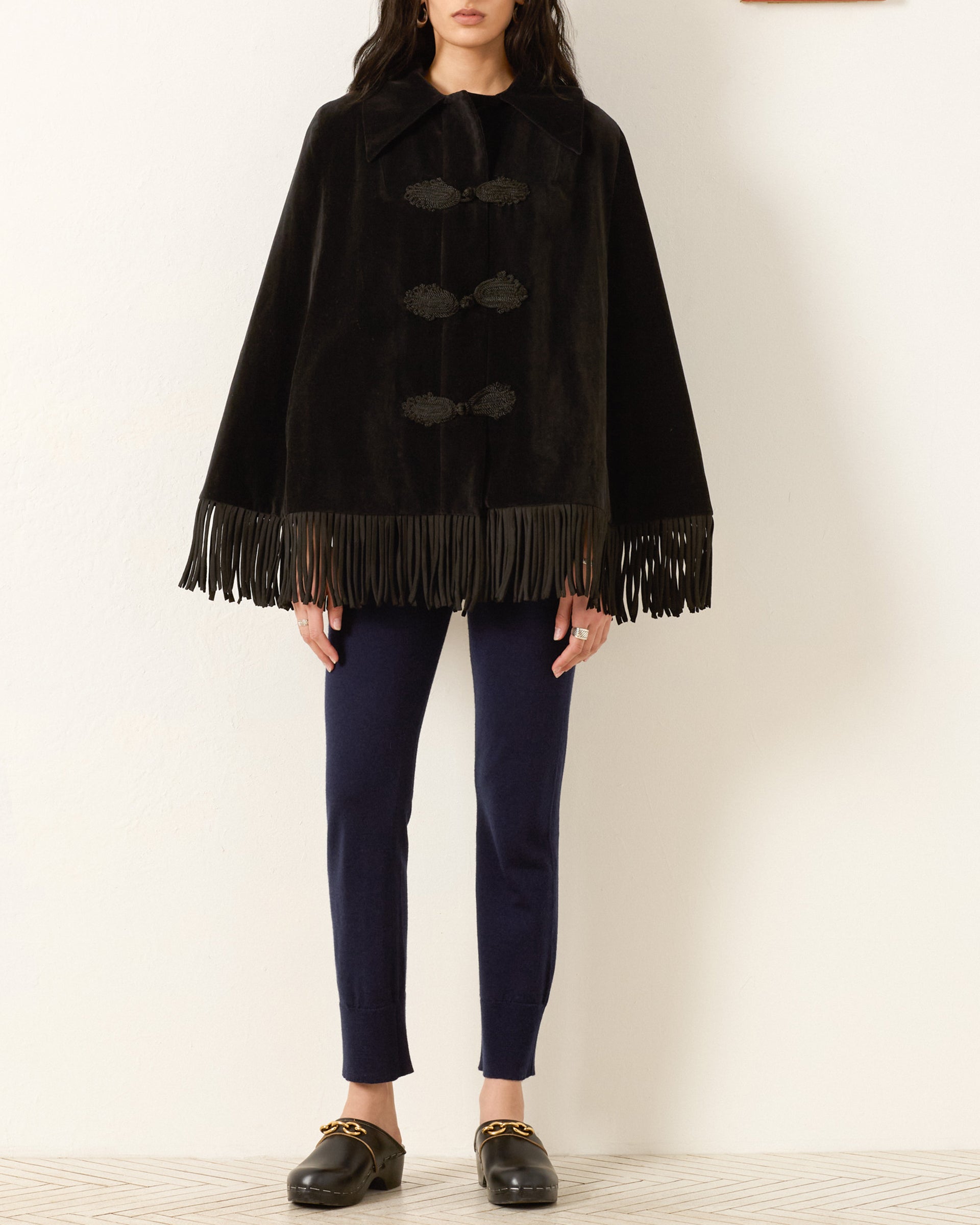 Person wearing Alix of Bohemia FW25-KEN147-JKensingtonOnyxFringeCape0786