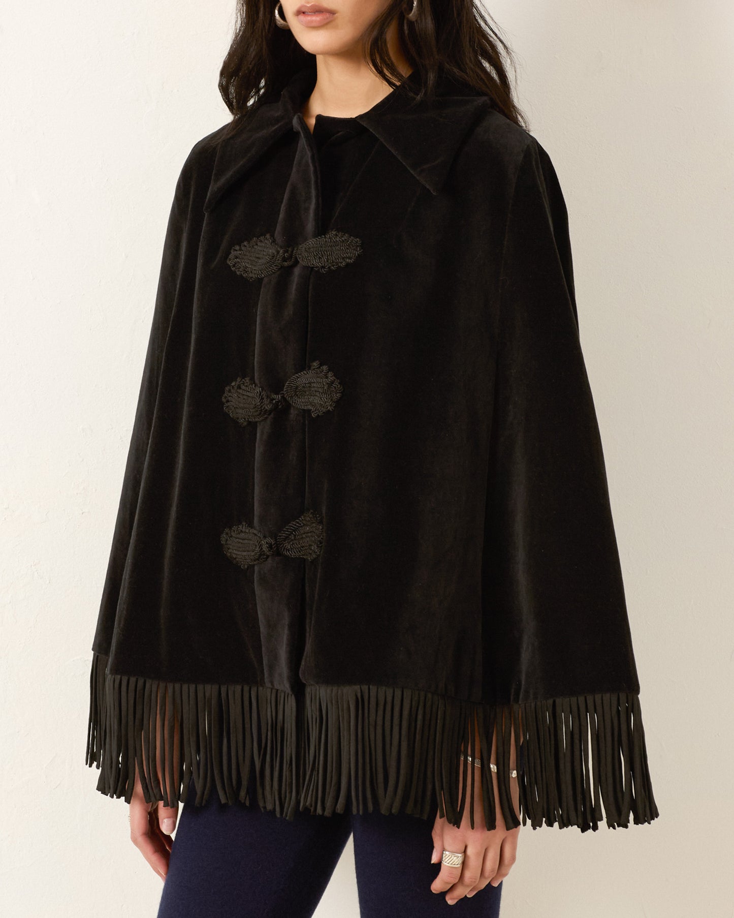 Person wearing Alix of Bohemia FW25-KEN147-JKensingtonOnyxFringeCape0786