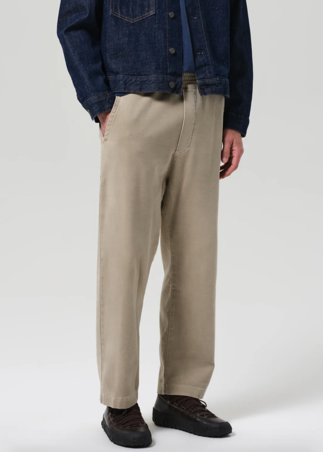 Person wearing Citizens of Humanity Mens The Aprés Pant in Vintage Stone