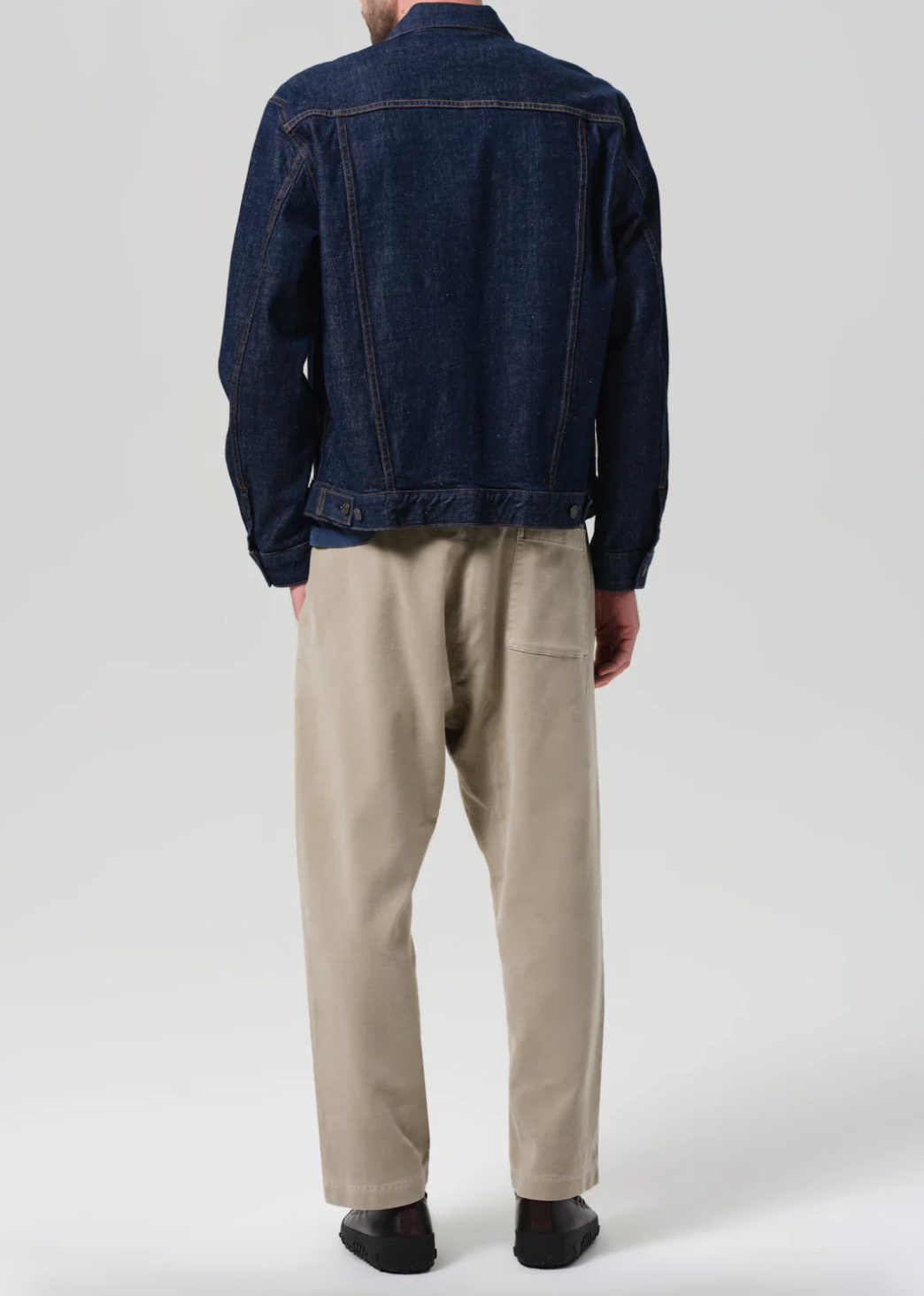 Person wearing Citizens of Humanity Mens The Aprés Pant in Vintage Stone