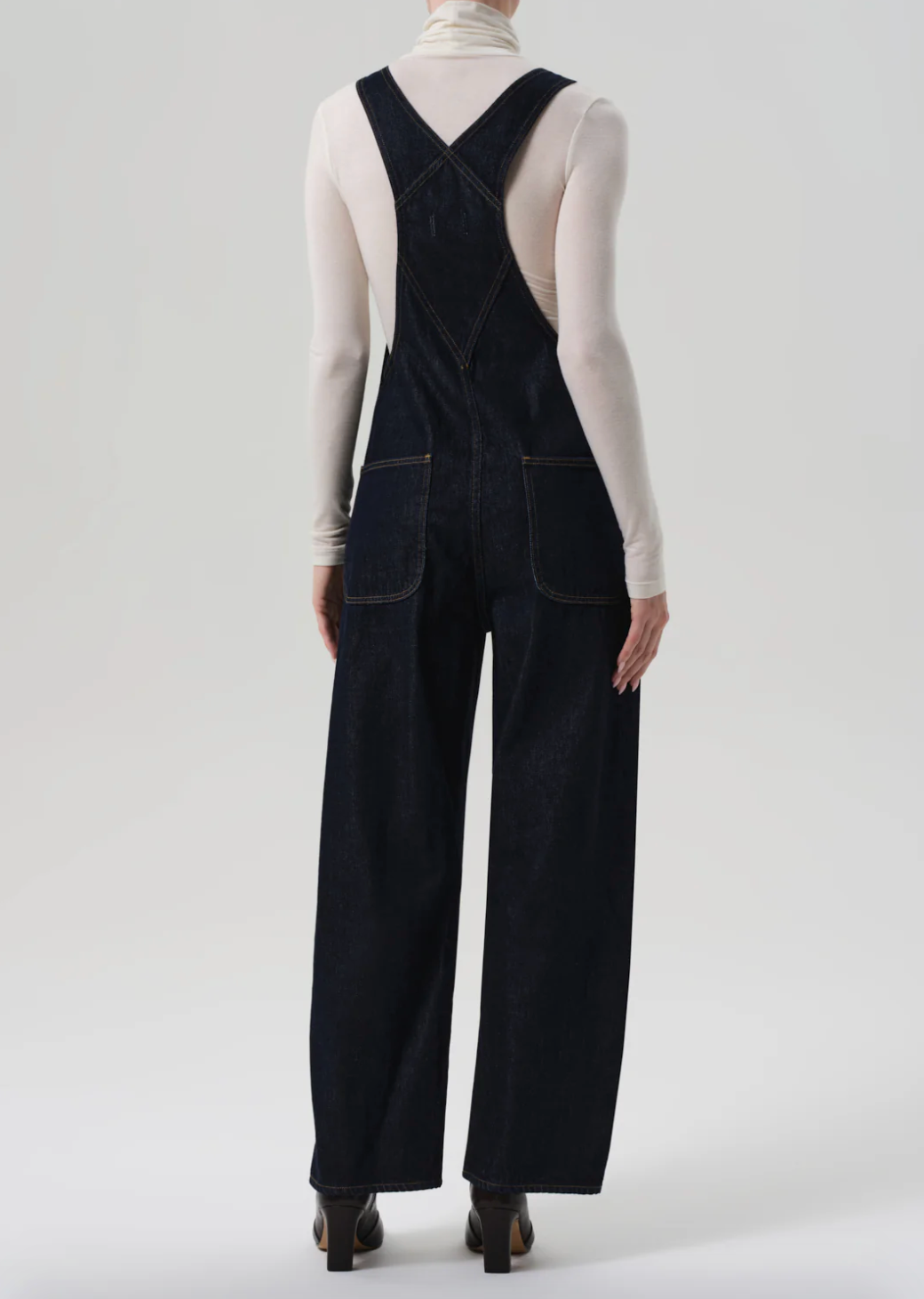 Person wearing Citizens of Humanity Womens Freya Overall in Juno