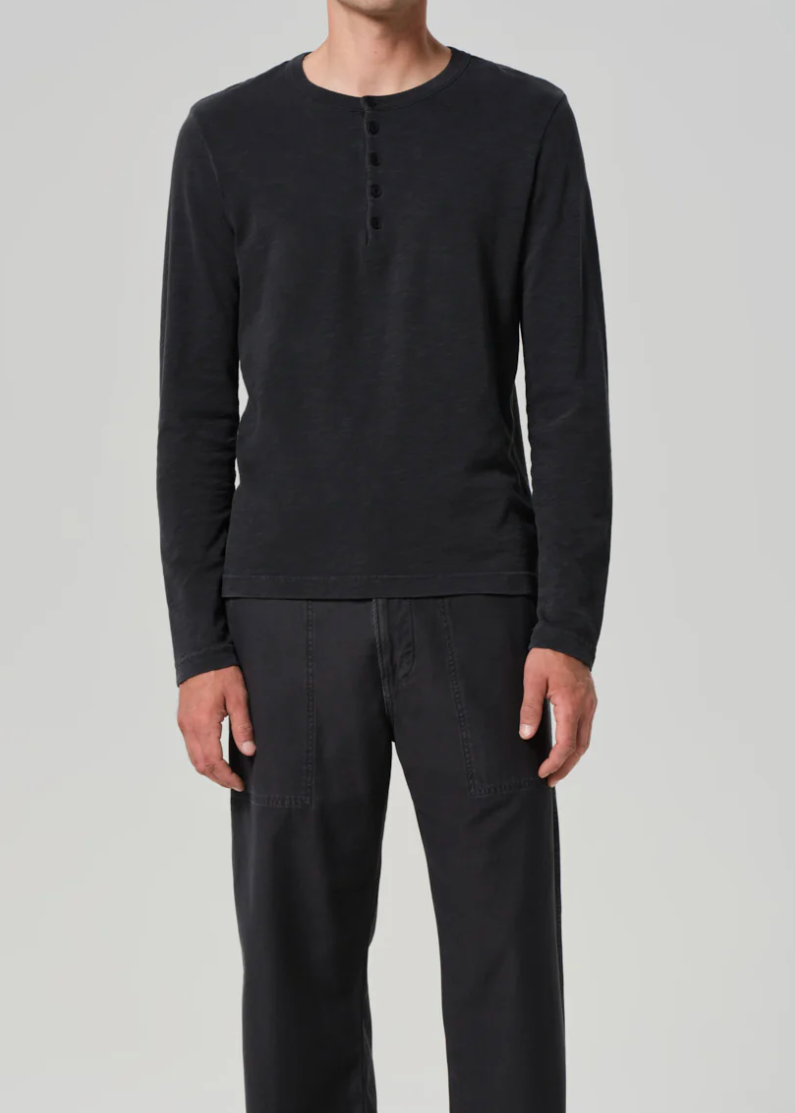 Person wearing Citizens of Humanity mens Classic Henley in Charred Cedar