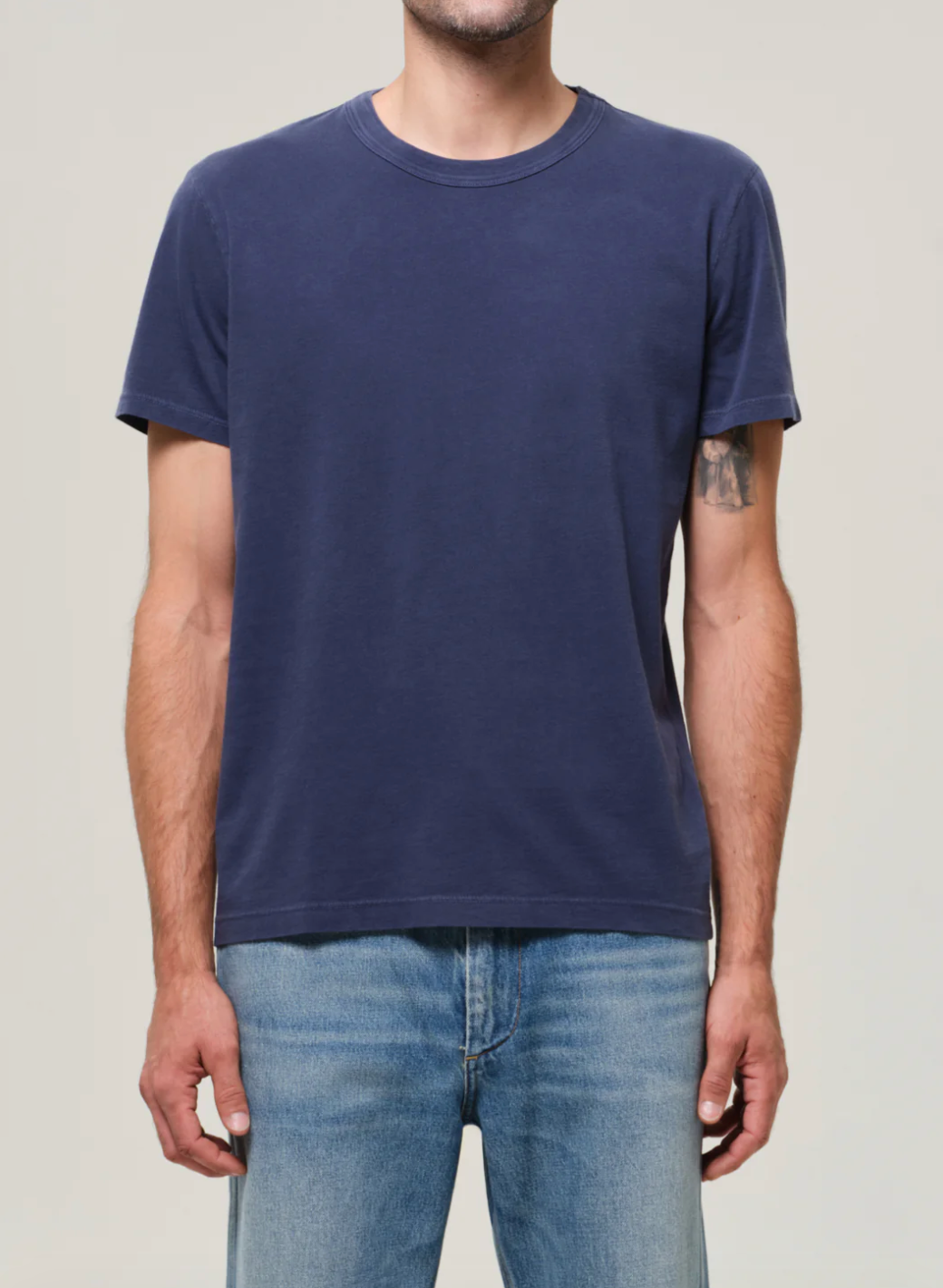 Person wearing Citizens of Humanity mens Everyday Tee in Indigo