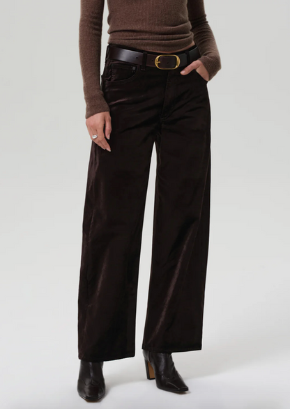 Person wearing Citizens of Humanity womens Ayla Baggy Velvet in Espresso