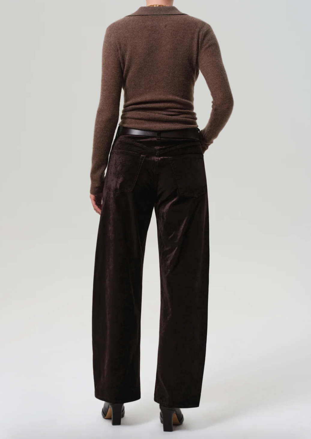 Person wearing Citizens of Humanity womens Ayla Baggy Velvet in Espresso