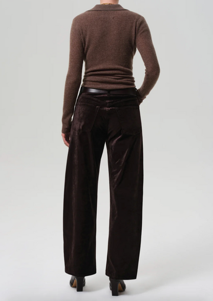 Person wearing Citizens of Humanity womens Ayla Baggy Velvet in Espresso