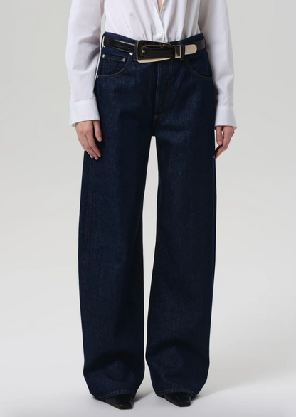 Person wearing Citizens of Humanity womens Ayla Baggy in Amherst