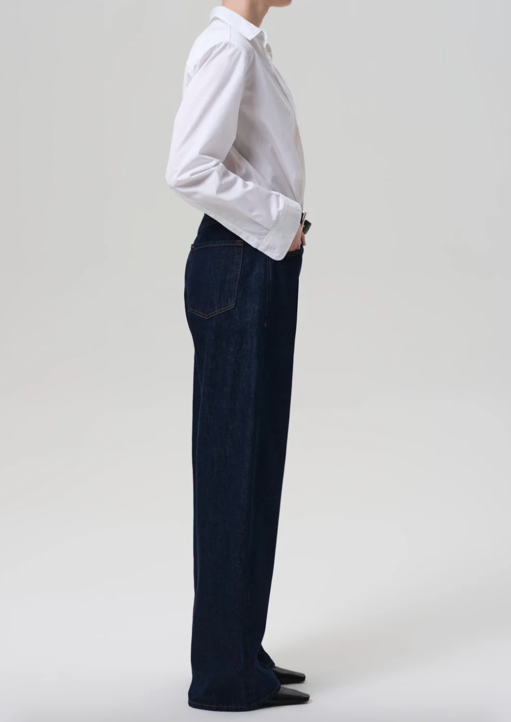 Person wearing Citizens of Humanity womens Ayla Baggy in Amherst