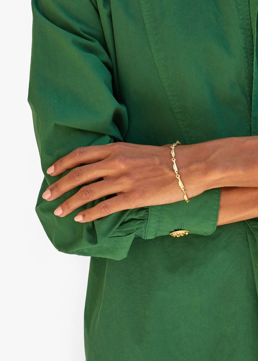 Person wearing Clare v Sardine Link Chain Bracelet
