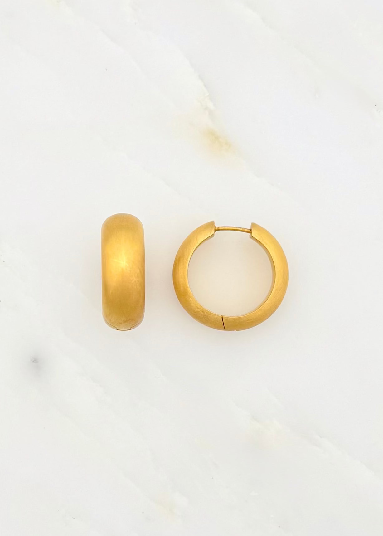 Darius_fine_jewelry_18k_yellow_gold_16mm_Oversized_Signature_Hoops