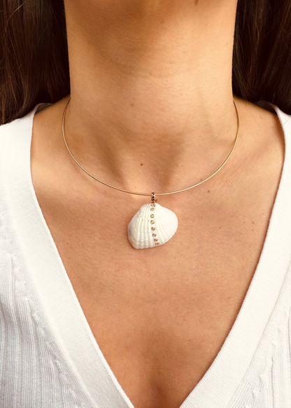 person wearing Dezso fine jewelry 18k rose gold Edul Shell with Diamonds on wave wire necklace