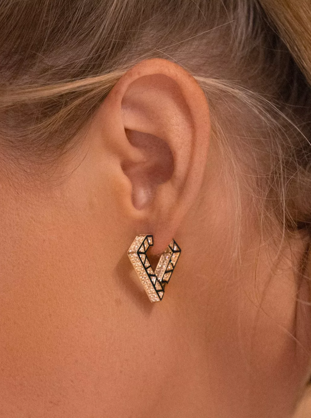 Person wearing Dries Criel fine jewelry 18k gold Diamond Brute Maxi Earrings in Green