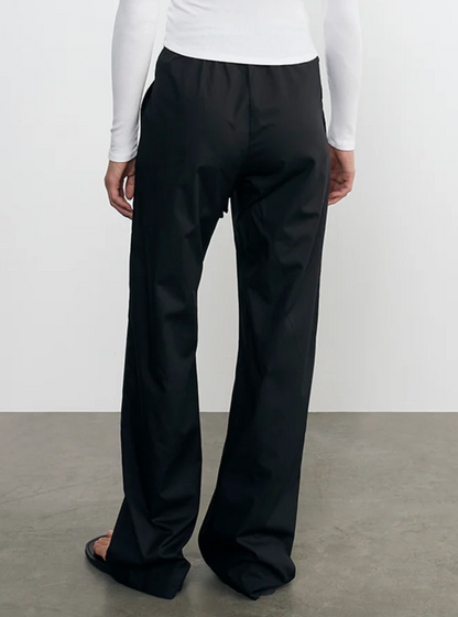 Person wearing Enza Costa Cotton Resort Pant in Black