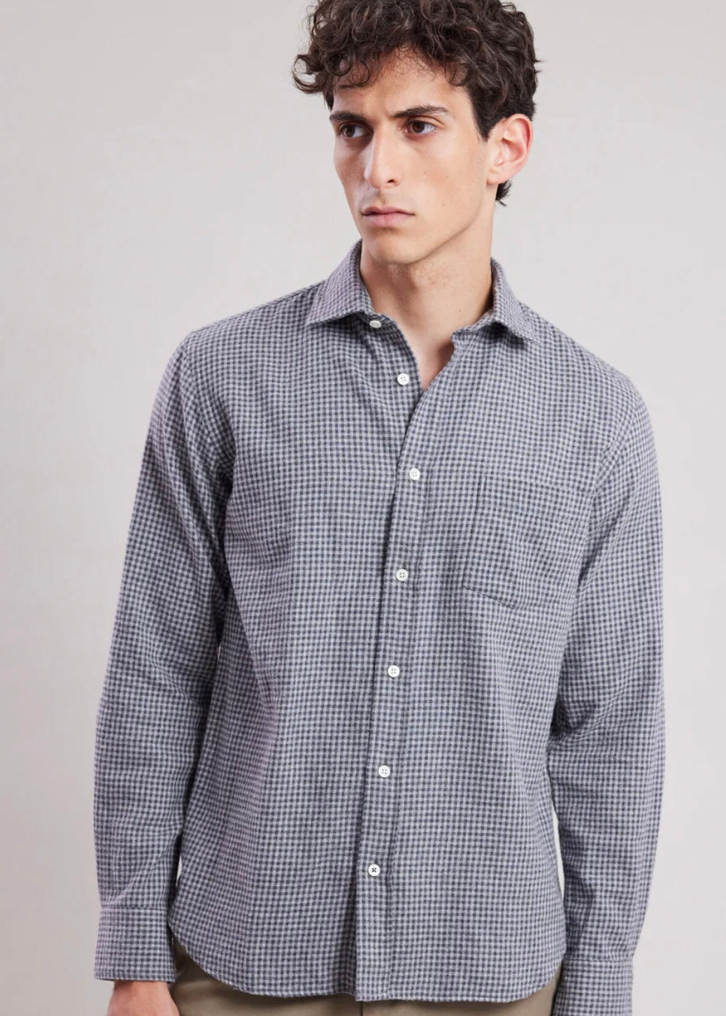 Person wearing Hartford mens Paul Flannel Shirt in Grey Plaid
