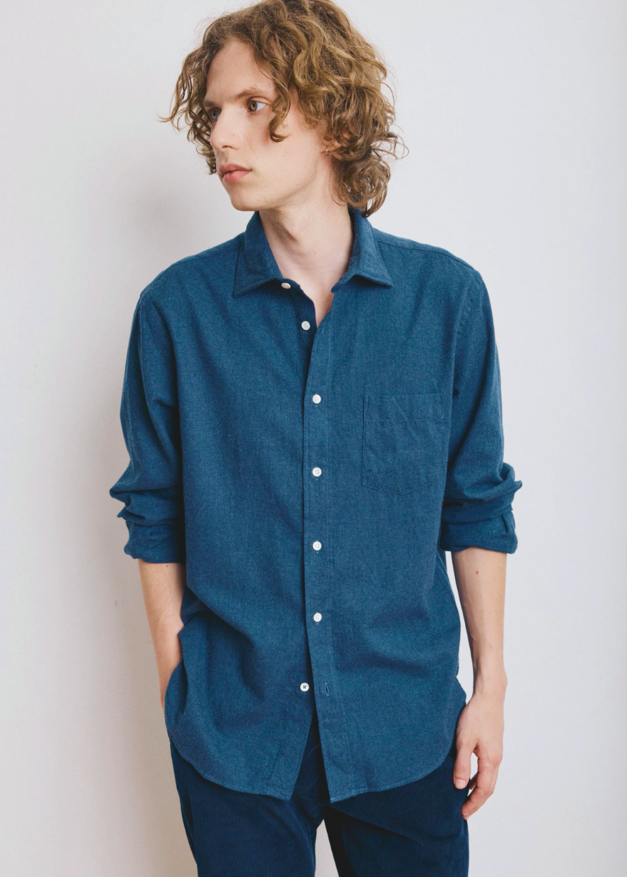 Person wearing Hartford mens Paul Flannel Shirt in Indigo