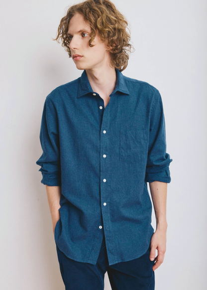 Person wearing Hartford mens Paul Flannel Shirt in Indigo