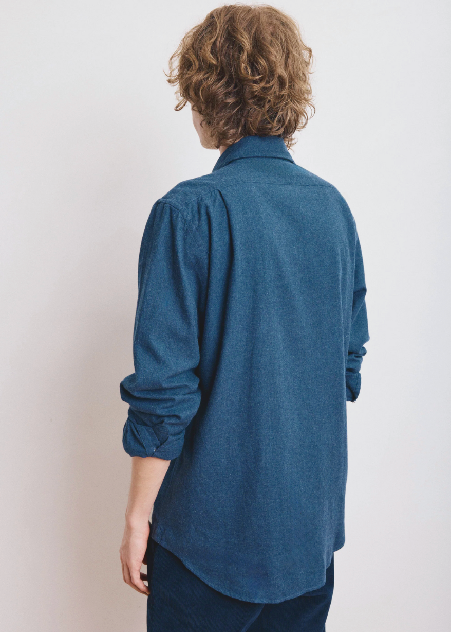 Person wearing Hartford mens Paul Flannel Shirt in Indigo