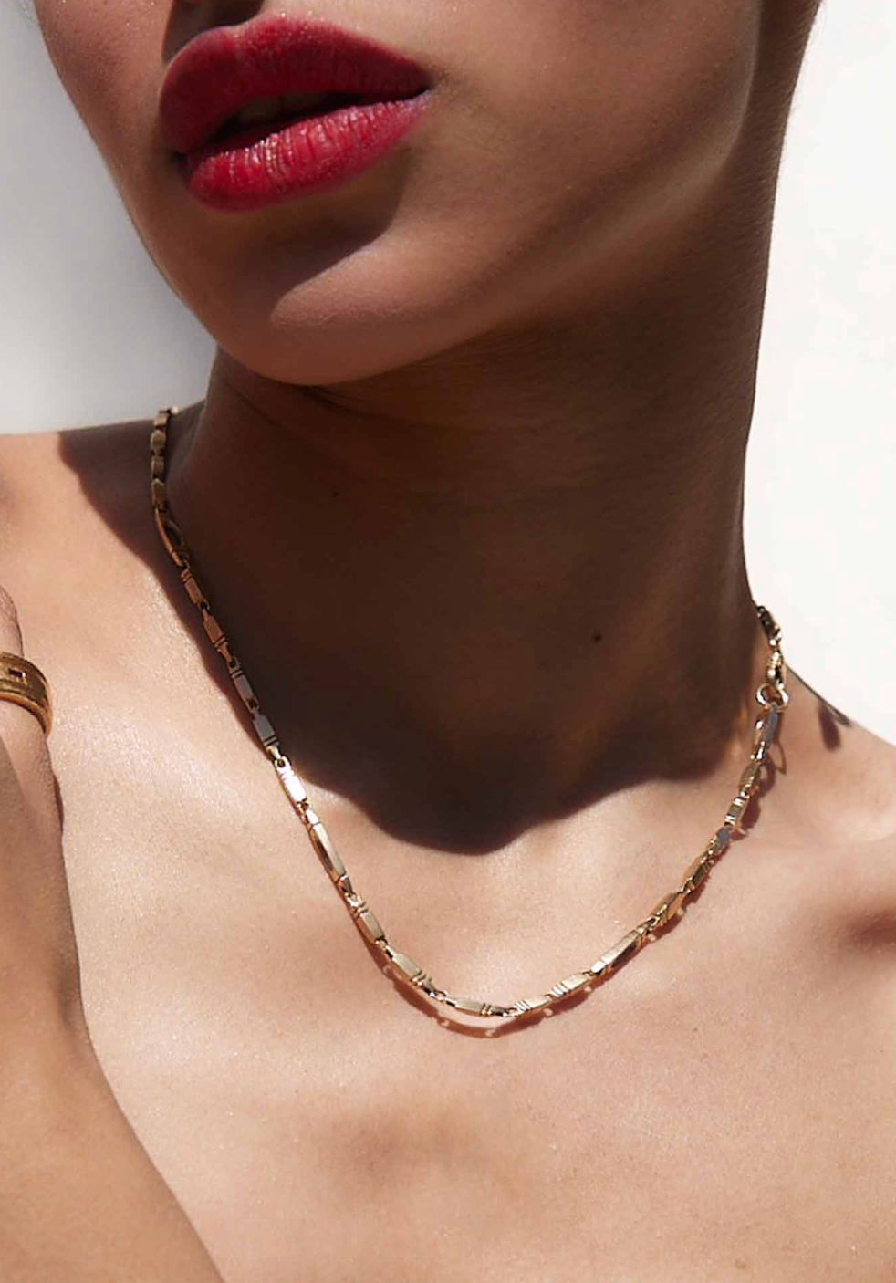 Person wearing Howl fine jewelry 18k yellow gold Addai Link Necklace