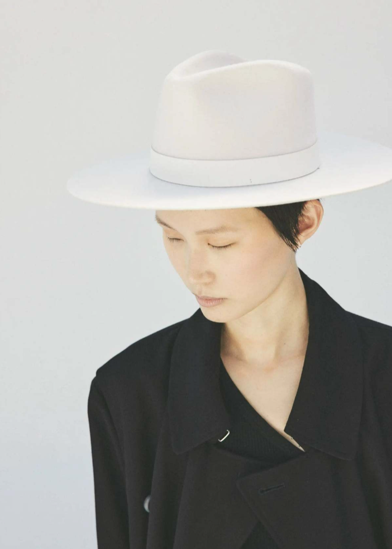 Person wearing Janessa Leone Korin Hat Off White
