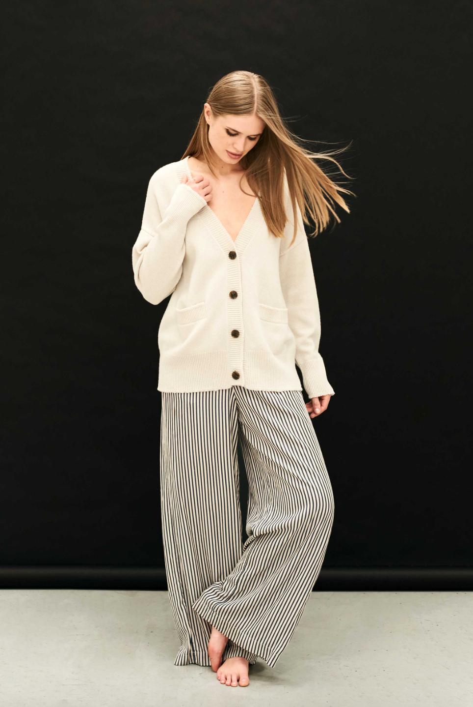 Person wearing Jumper1234 womens Cashmere Boyfriend Heavy Cardigan in Stone