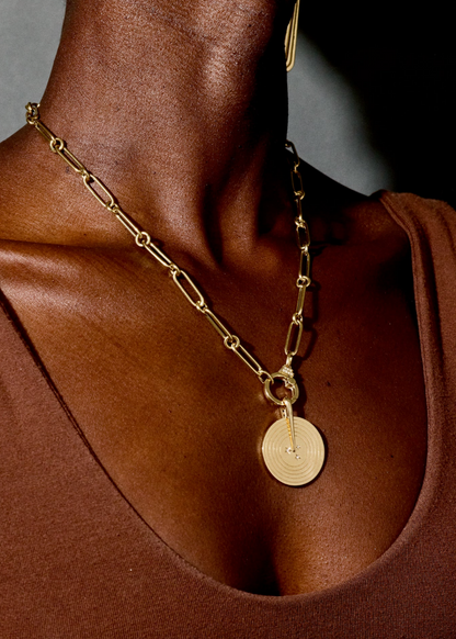 Person wearing Sorellina fine jewelry 18k yellow gold diamond clasp Oval Round Chain Necklace 2