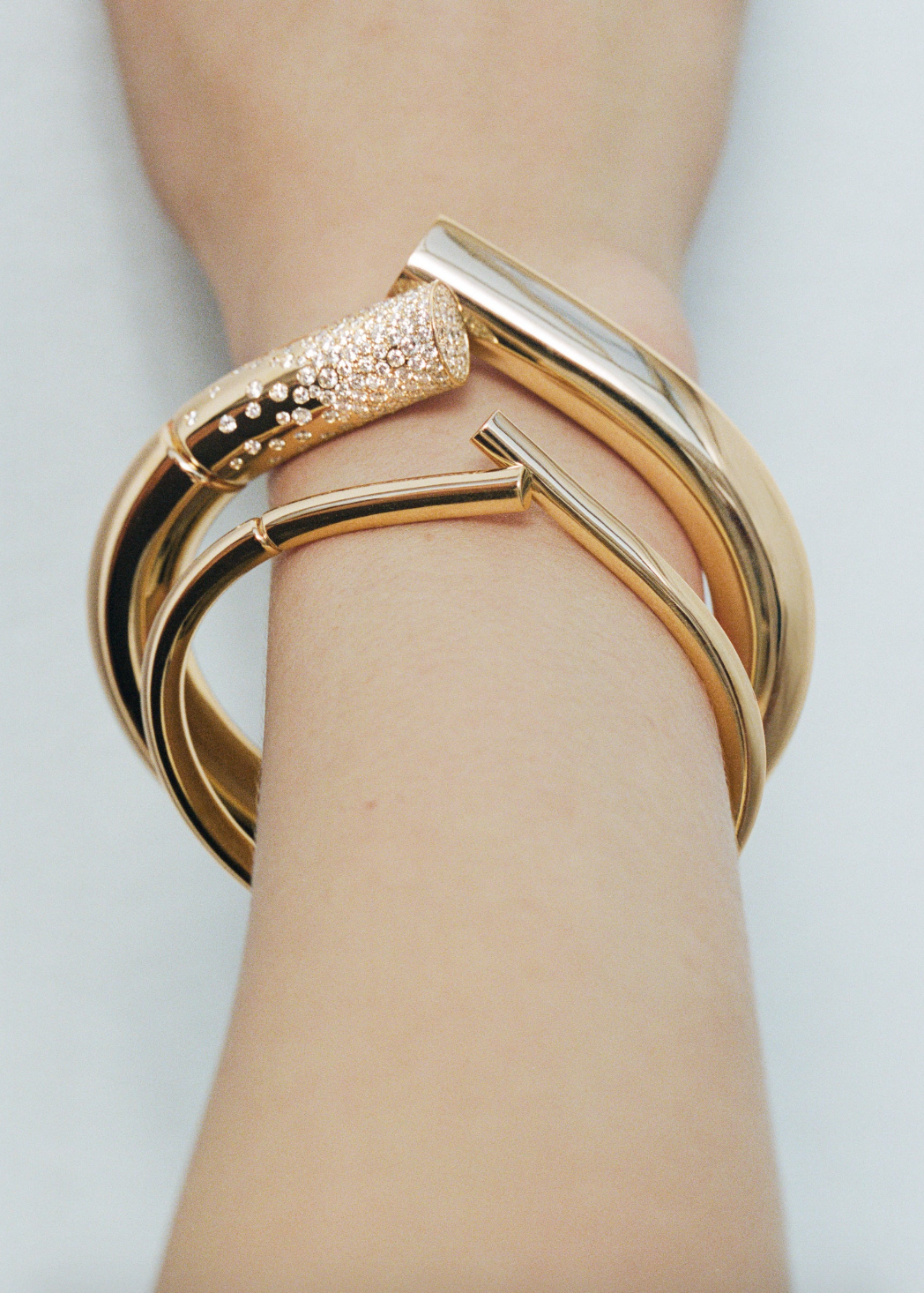 Person wearing Tabayer fine jewelry 18k yellow gold Oera Bracelet with Diamond