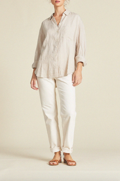 Person wearing Trovata womens Blake Linen Boyfriend Shirt Flax