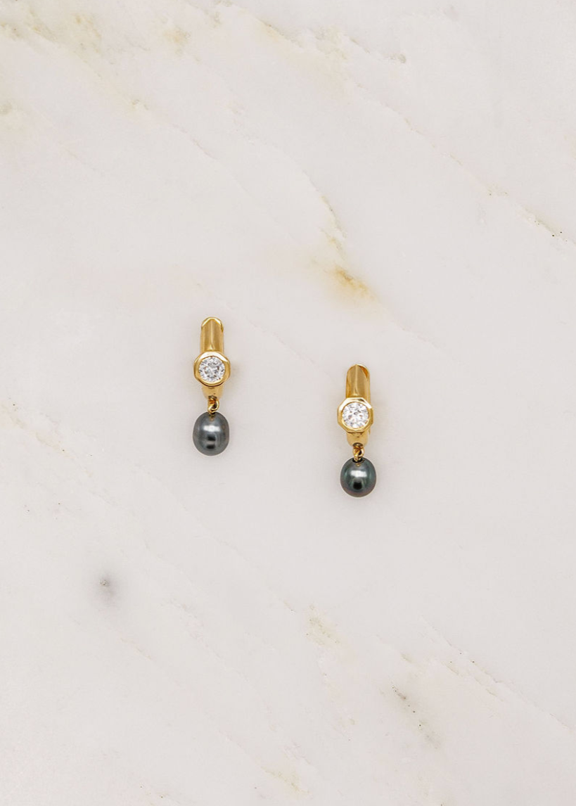 Uniform Object fine jewelry Diamond 18k yellow gold Machina Pearl Huggies