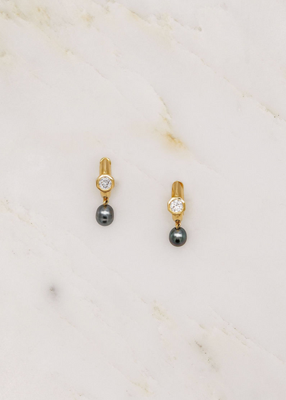 Uniform Object fine jewelry Diamond 18k yellow gold Machina Pearl Huggies