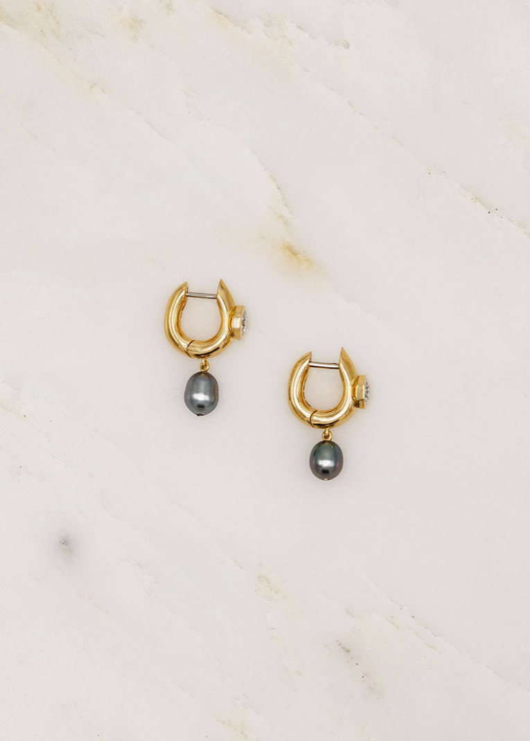 Uniform Object fine jewelry Diamond 18k yellow gold Machina Pearl Huggies