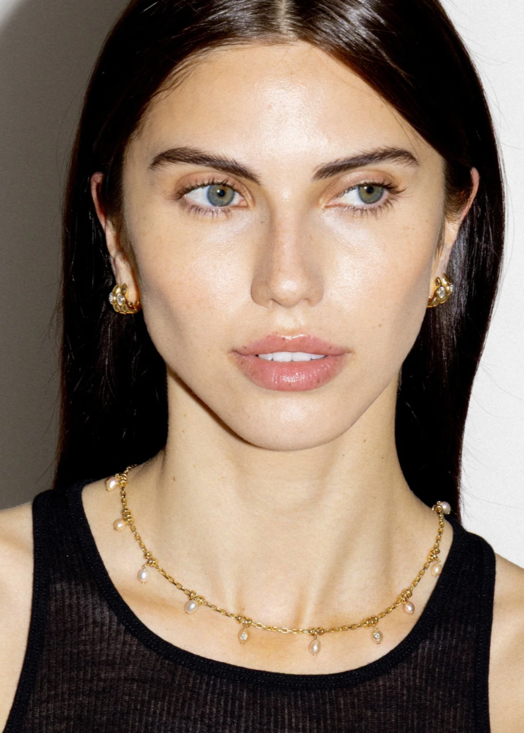 Person wearing Uniform object Fine Jewelry 18k yellow gold Pearl Dust Chain 