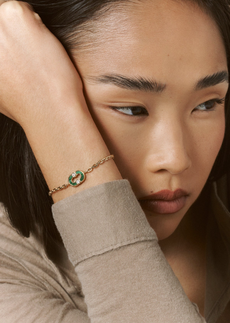 Person wearing Viltier 18k Yellow Gold Magnetic Bracelet with Malachite Diamonds Mother of Pearl