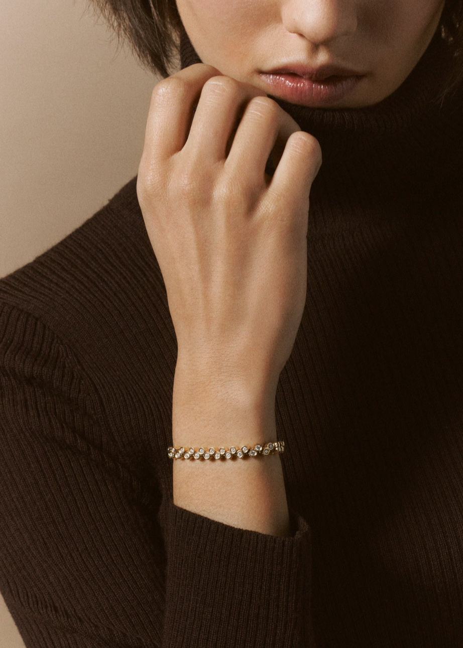 Person wearing Viltier fine jewelry 18k Yellow Gold and Diamond Tennis Clique Tennis Bracelet