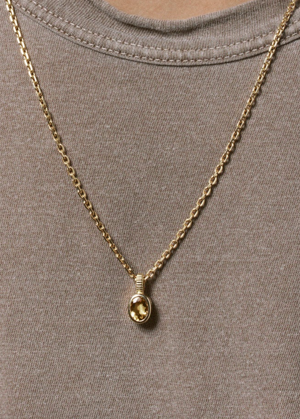 Person wearing Viltier fine jewelry 18k yellow gold Ctirine Charm