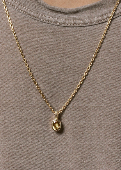 Person wearing Viltier fine jewelry 18k yellow gold Ctirine Charm