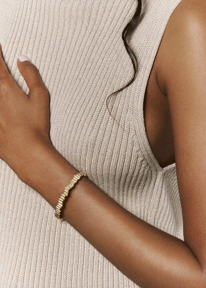 Person wearing Viltier fine jewelry 18k yellow gold Edge Yellow Gold Bangle