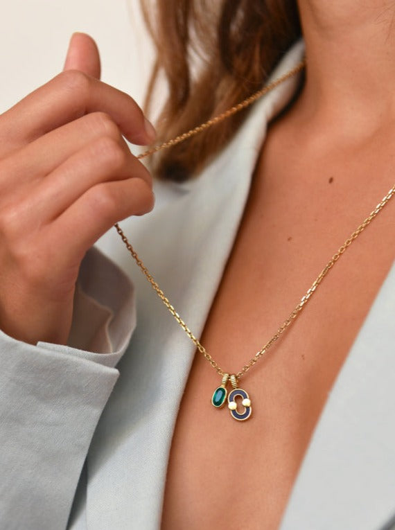 Person wearing Viltier fine jewelry 18k yellow gold Magnetic Chain Necklace