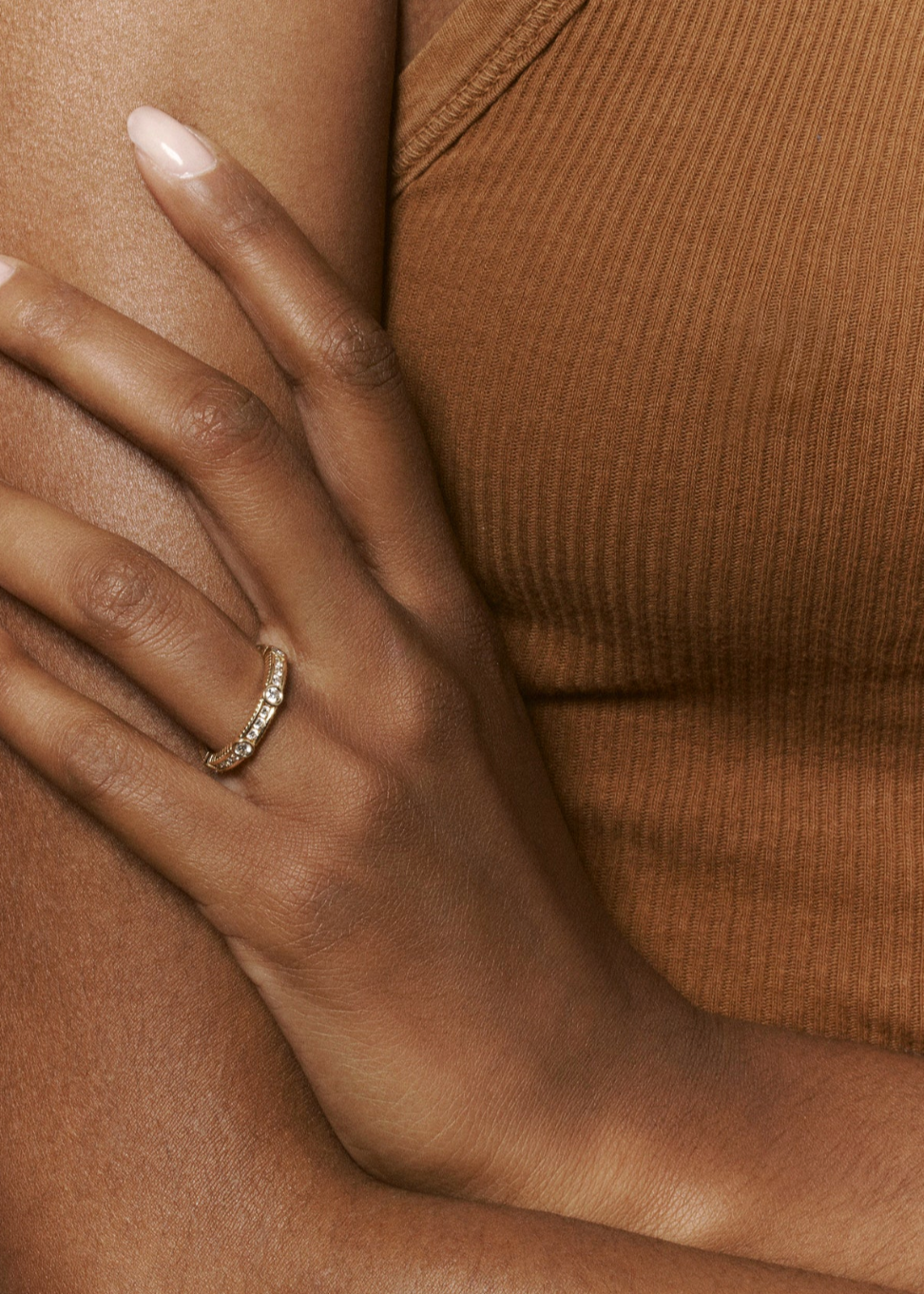 Person wearing Viltier fine jewelry 18k yellow gold Rayon Ring with Diamonds