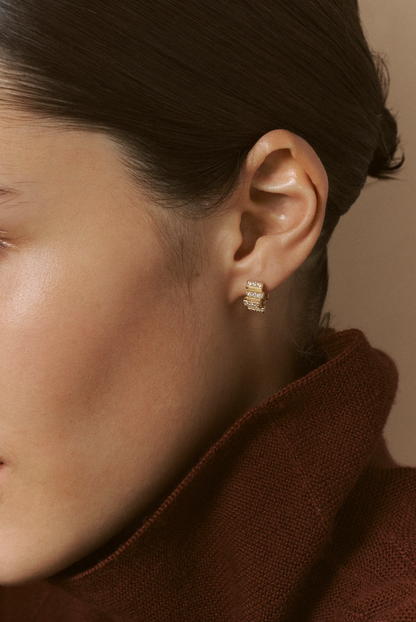 Person wearing Viltier fine jewelry 18k yellow gold diamond Edge Mini Pavé Hoops