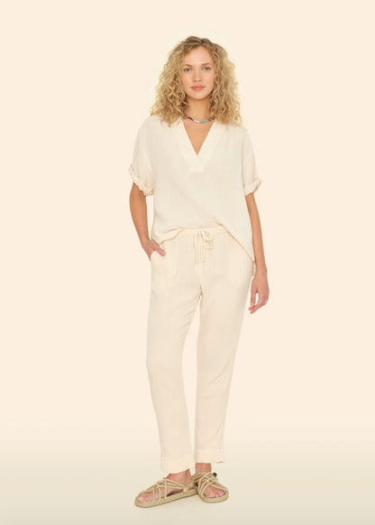 Person wearing Xirena Jordyn Pant in Oysterette
