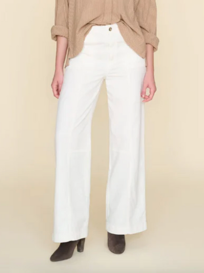 Person wearing Xirena Lucan Twill Pant in Powder