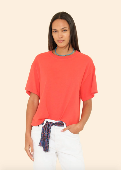 Person wearing Xirena Palmer Tee in All Star Red