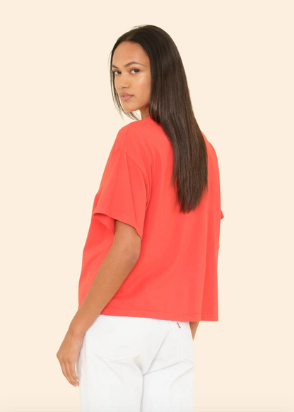 Person wearing Xirena Palmer Tee in All Star Red