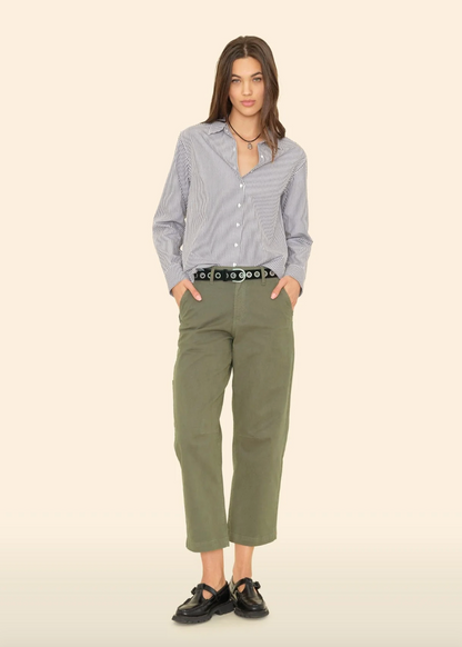 Person wearing Xirena Rancho Pant in Army Green