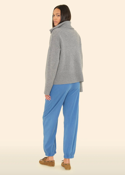 Person wearing Xirena Womens Crispin Sweatpant in Vintage Storm Blue