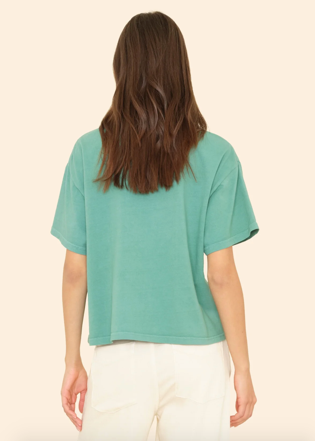 Person wearing Xirena womens Palmer Tee shirt in Field Green