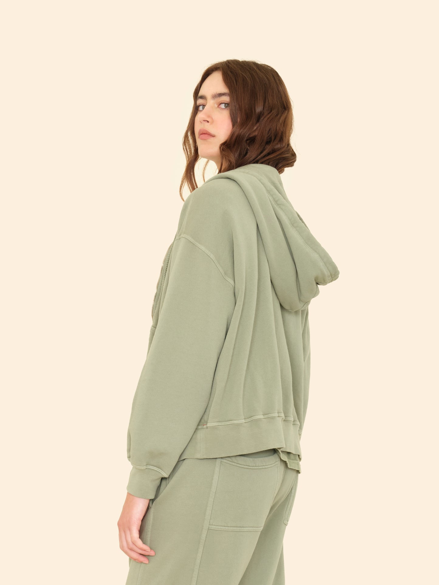 Person wearing Xirena womens Smith Sweatshirt in in Olive Leaf