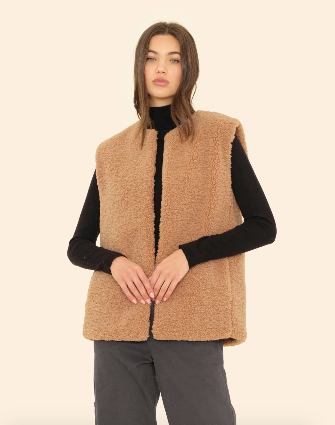 Person wearing Xirena womens Thea Vest Sherpa vest teddy brown