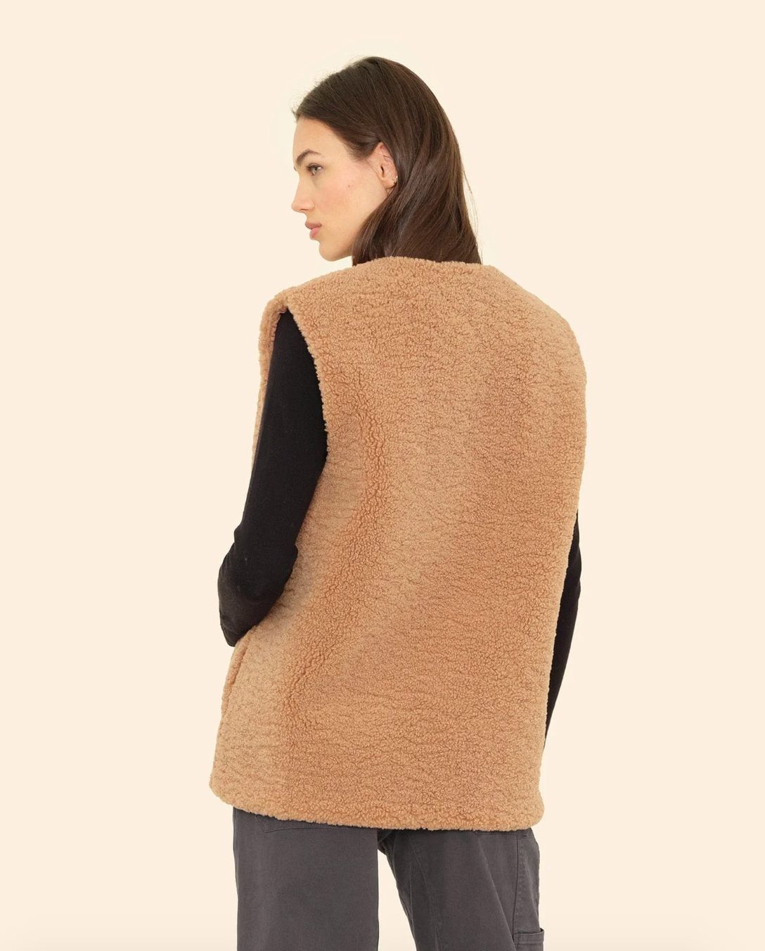 Person wearing Xirena womens Thea Vest Sherpa vest teddy brown